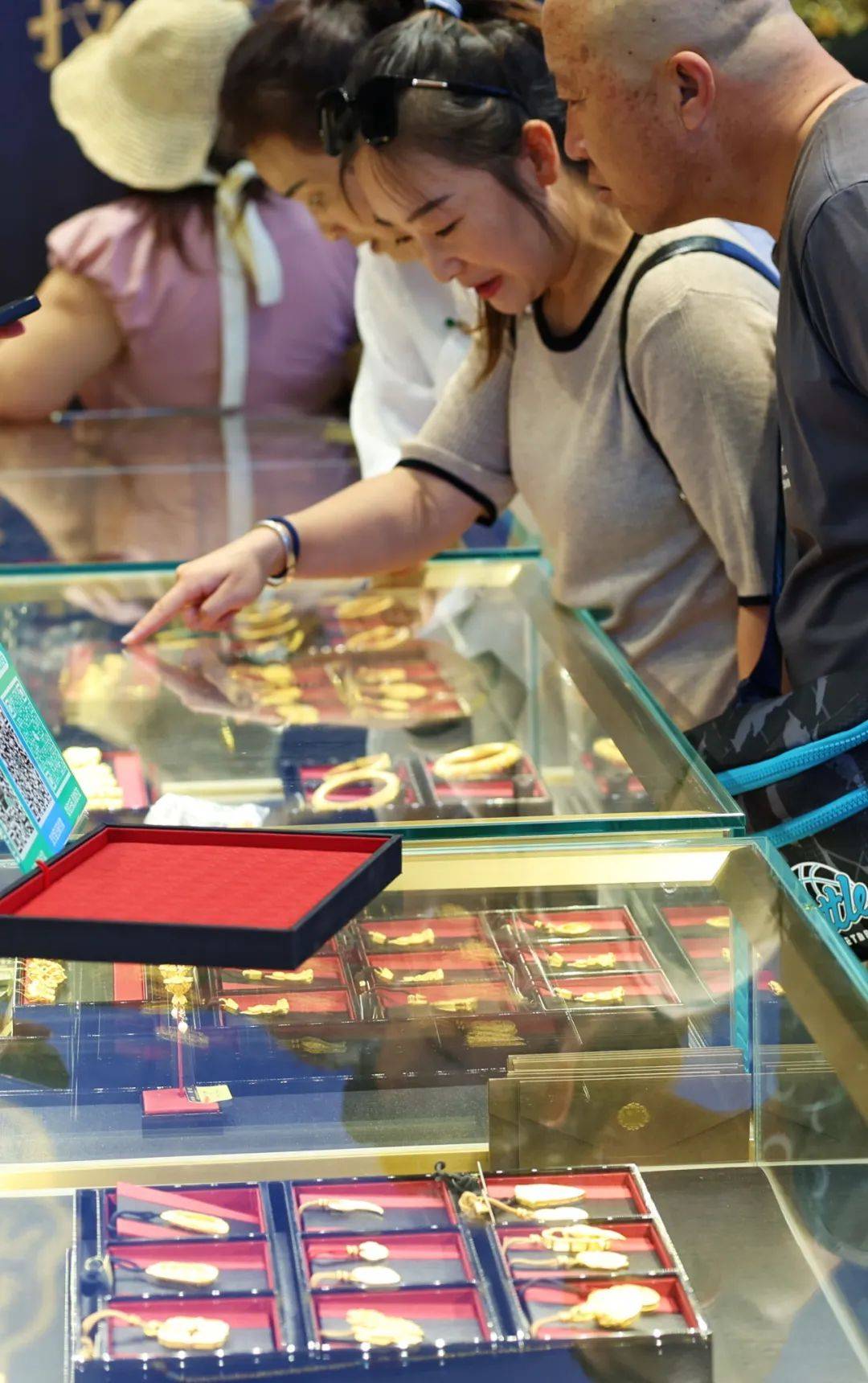 “金价又发疯”上热搜!国际金价深夜再创新高,足金饰品已冲到761元/克,有人9个月赚了10万元,接下来还能涨吗?