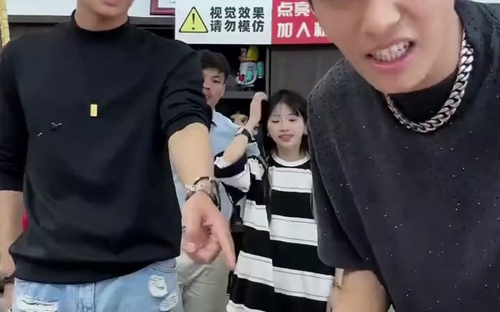 小杨哥带货的“香港月饼”系广东造,香港买不到?公司回应:并无法律规定香港品牌不能在内地生产!律师:可能涉嫌虚假宣传和欺诈消费者