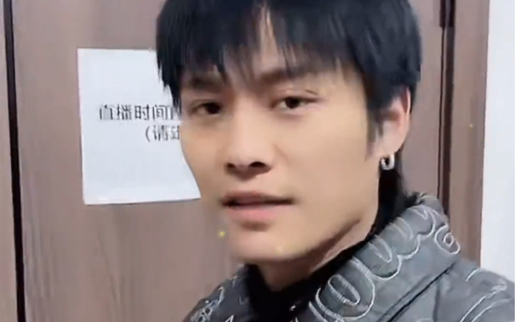 刚刚,“三只羊”复播!小杨哥掉粉300万,日销售额骤降超九成