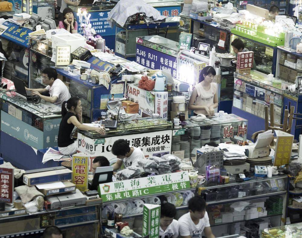 爆了!华为、苹果,全都“加价卖”!人群挤满深圳华强北丨国庆消费调研