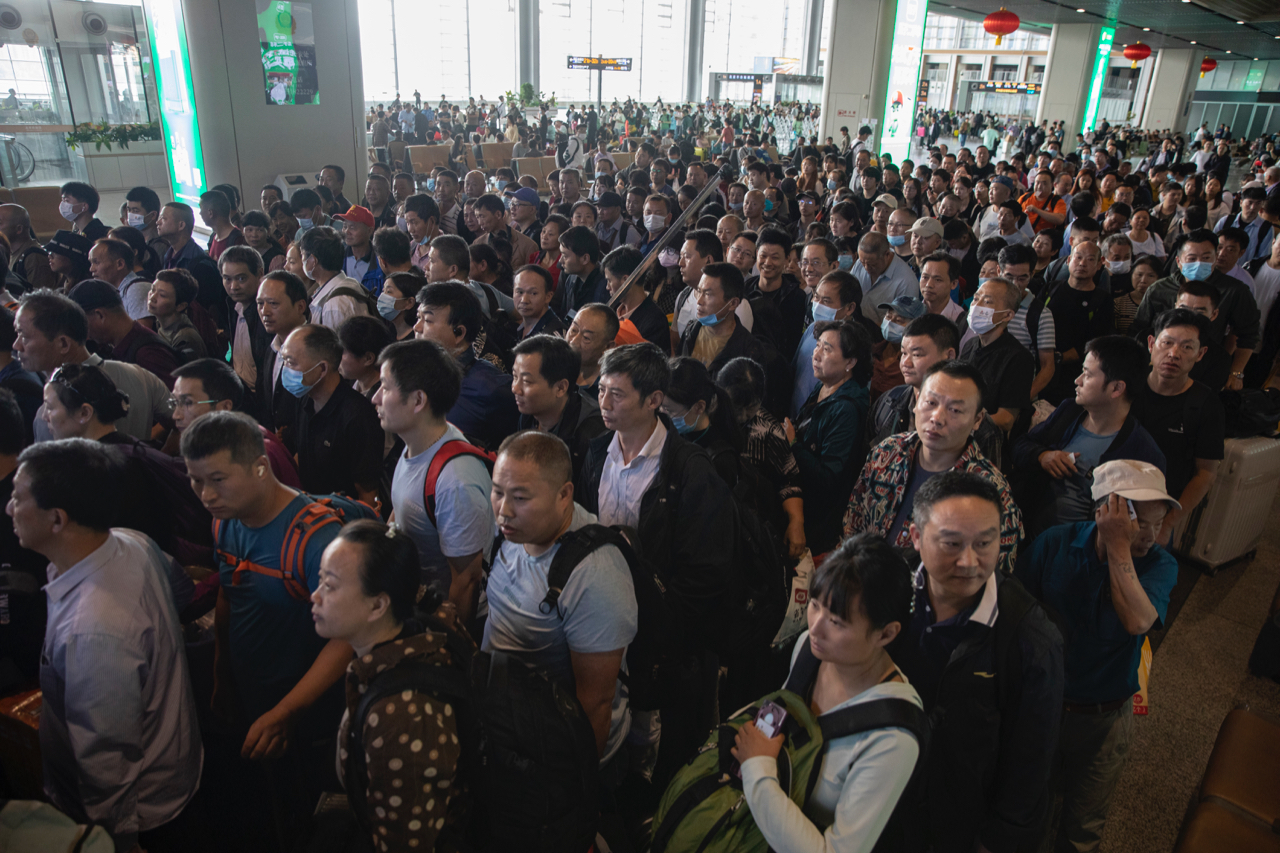 “人从众”!多地紧急提醒!铁路、公路、民航迎客流高峰