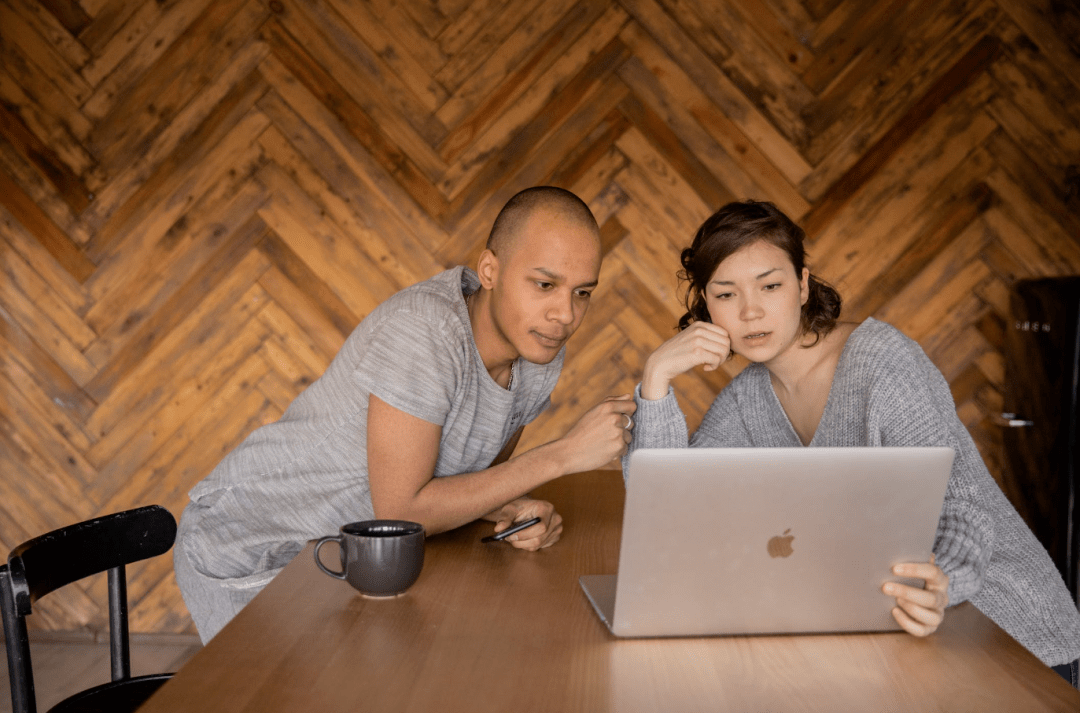 “霸总”吃准中老年群体,又有短剧杀疯了!有“老母亲砸数千元看剧”,钱都被谁赚走了?