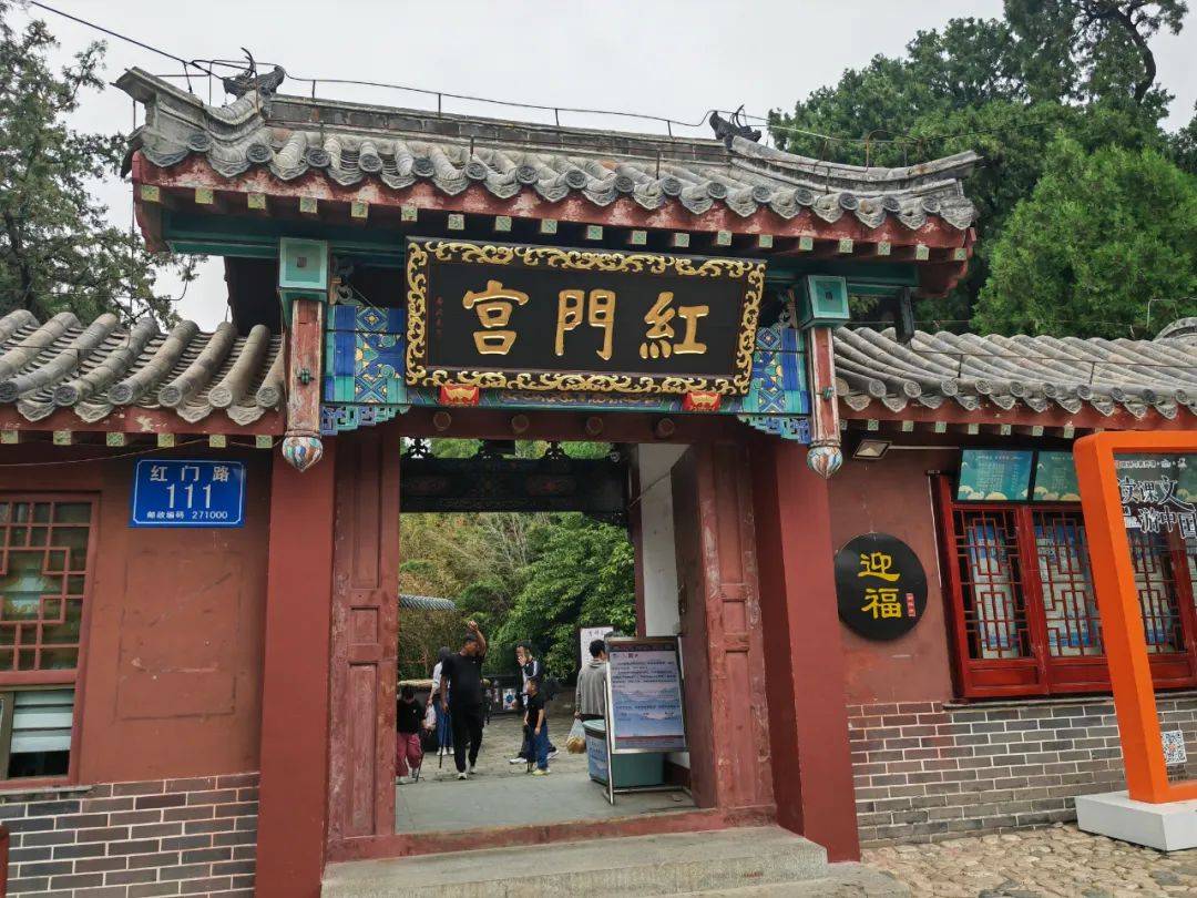 泰山盘道上机器狗引网民关注 速度很快!能驮人吗?