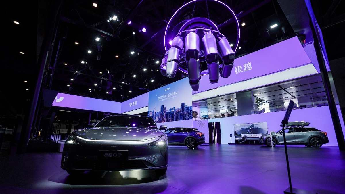 极越汽车重庆最大门店被封,试驾车被锁