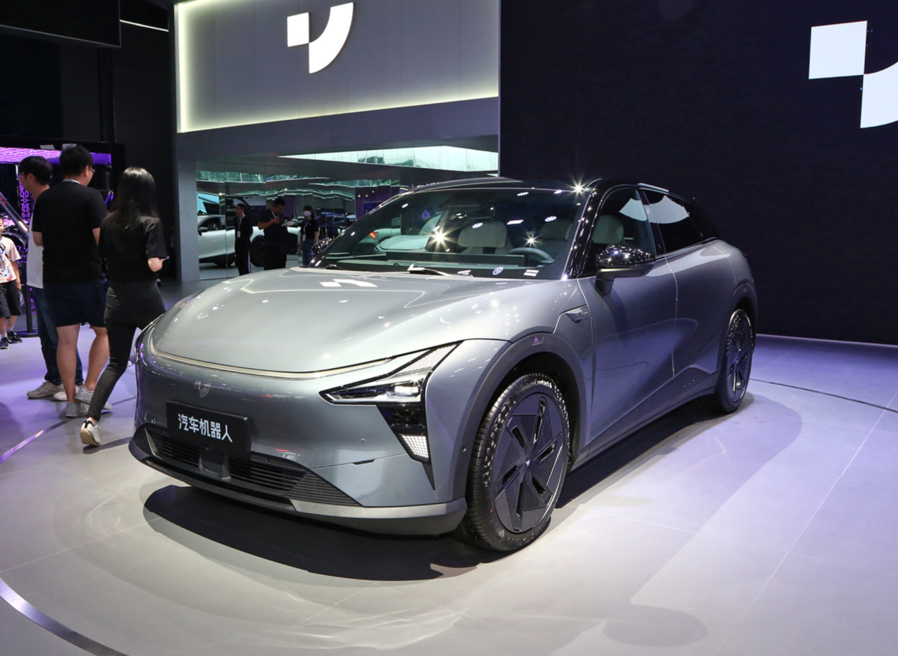 极越汽车重庆最大门店被封,试驾车被锁