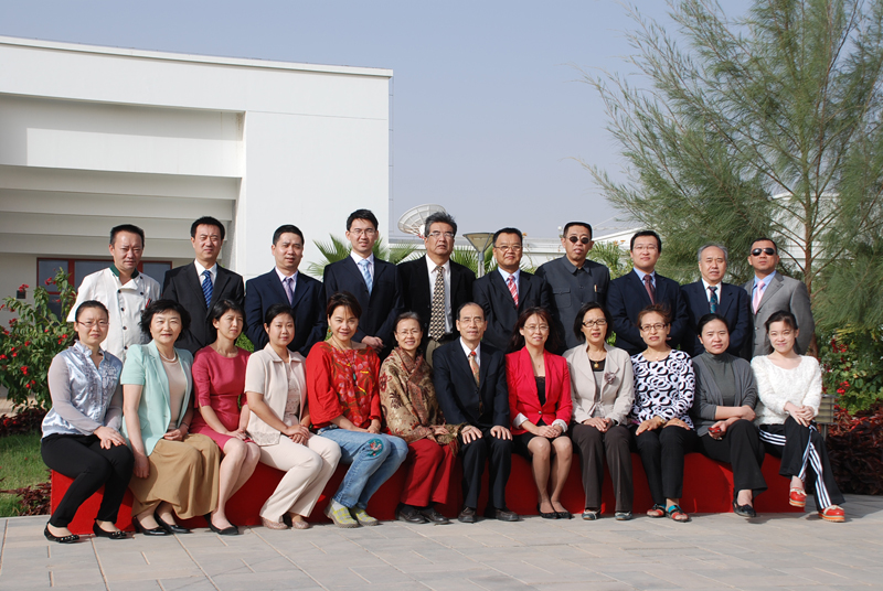 毛里塔尼亚经济与财政部长埃布赫与法国驻毛大使加西亚签署两项合作协议