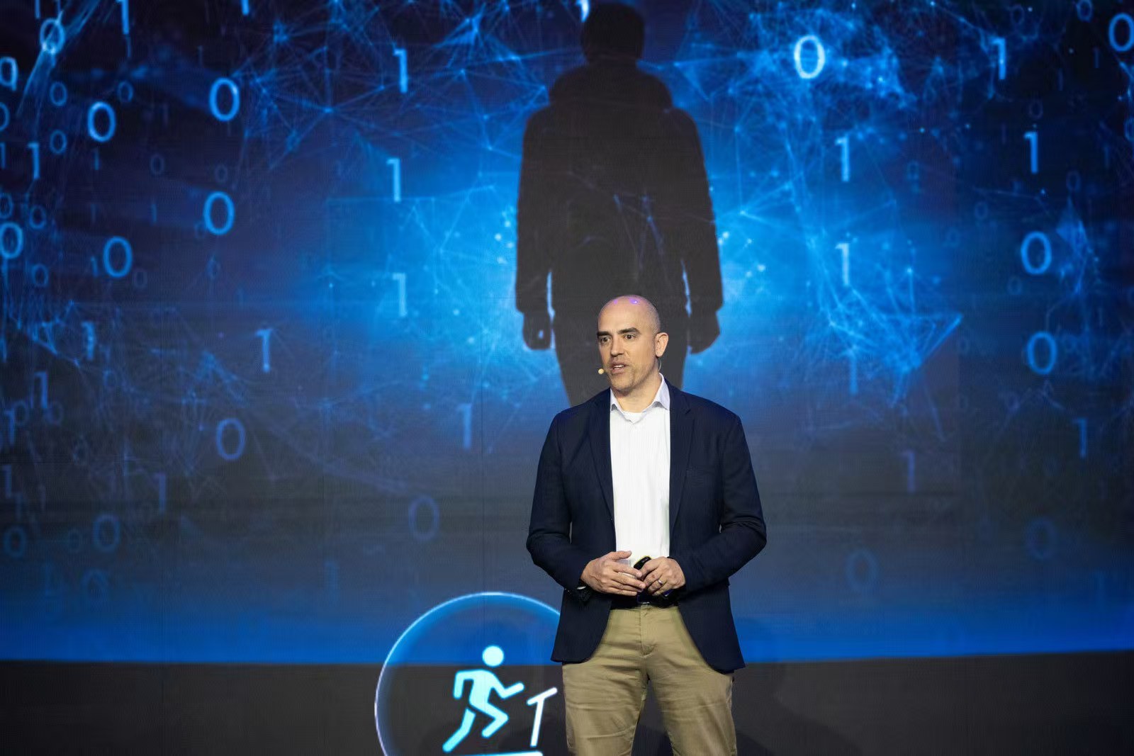 荣耀参展2025全球人工智能终端展,国内首次技术解读阿尔法战略