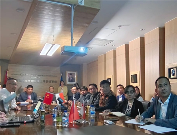 何雁聆领事往见印尼东爪哇省投资局局长