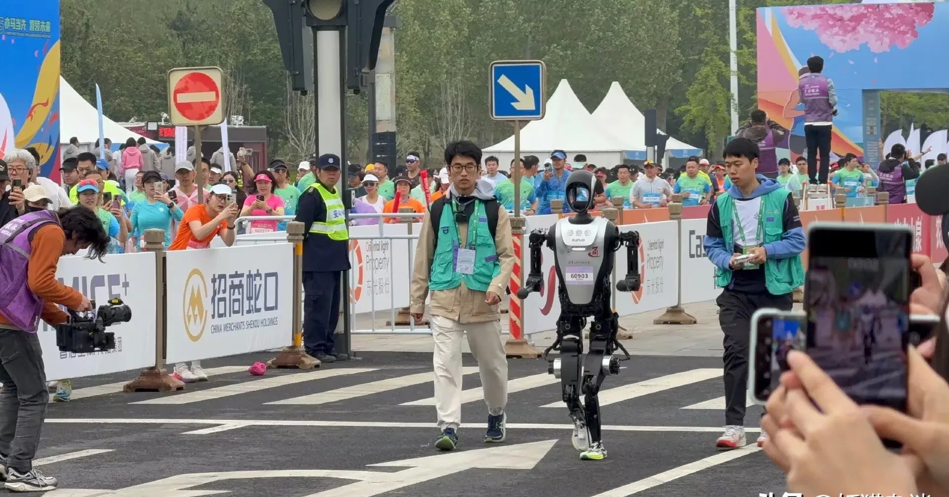 他们为何跑上农业机器人赛道