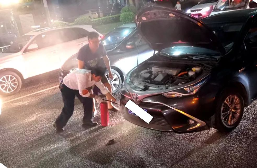 瑞士酒吧起火瞬间曝光:目击者称服务员举烟花被酒保扛肩上,引燃天花板!已造成约40人死亡,许多是正庆祝新年的年轻人,目击者:发生踩踏