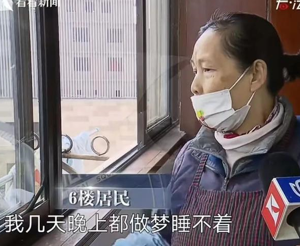 瑞士酒吧起火瞬间曝光:目击者称服务员举烟花被酒保扛肩上,引燃天花板!已造成约40人死亡,许多是正庆祝新年的年轻人,目击者:发生踩踏