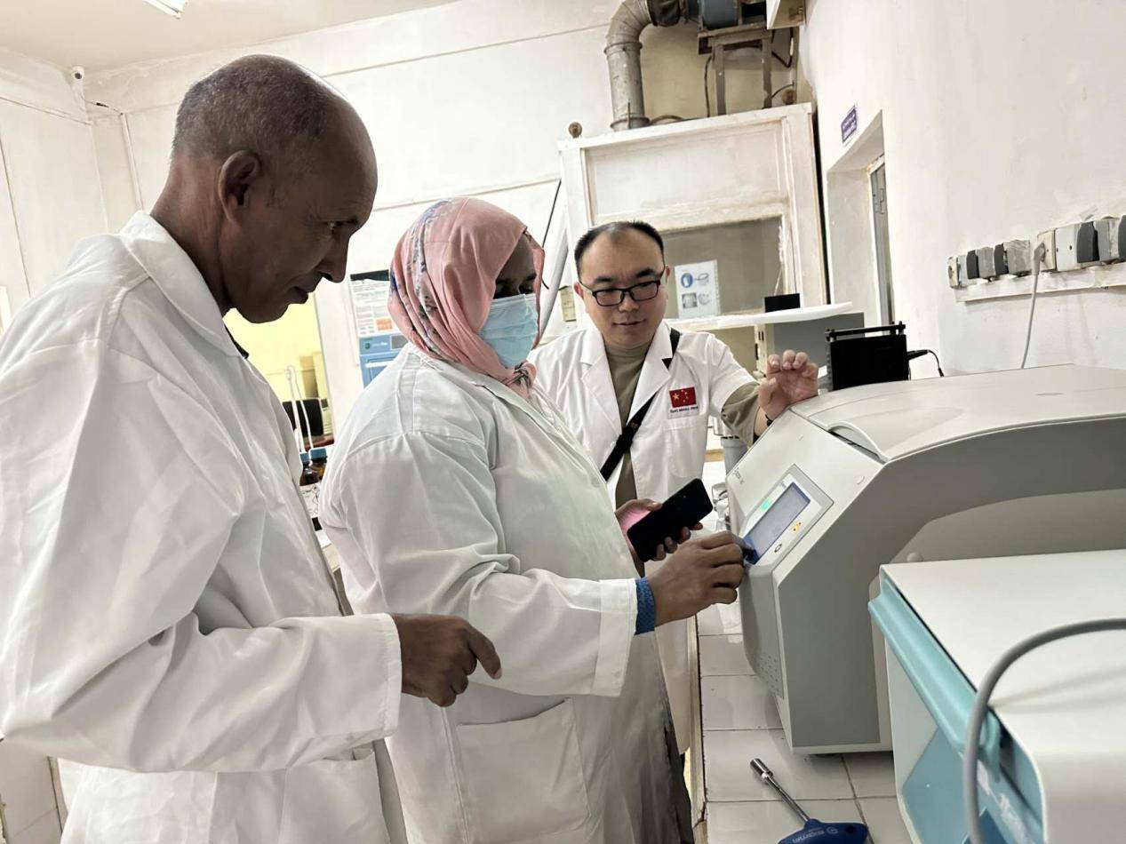 唐中东大使考察援毛里塔尼亚农业技术示范中心