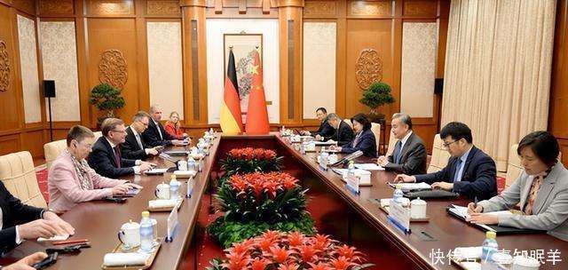 王毅会见德国外长瓦德富尔
