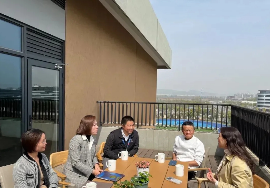 马云现身云谷学校!阿里蚂蚁核心管理层罕见聚齐