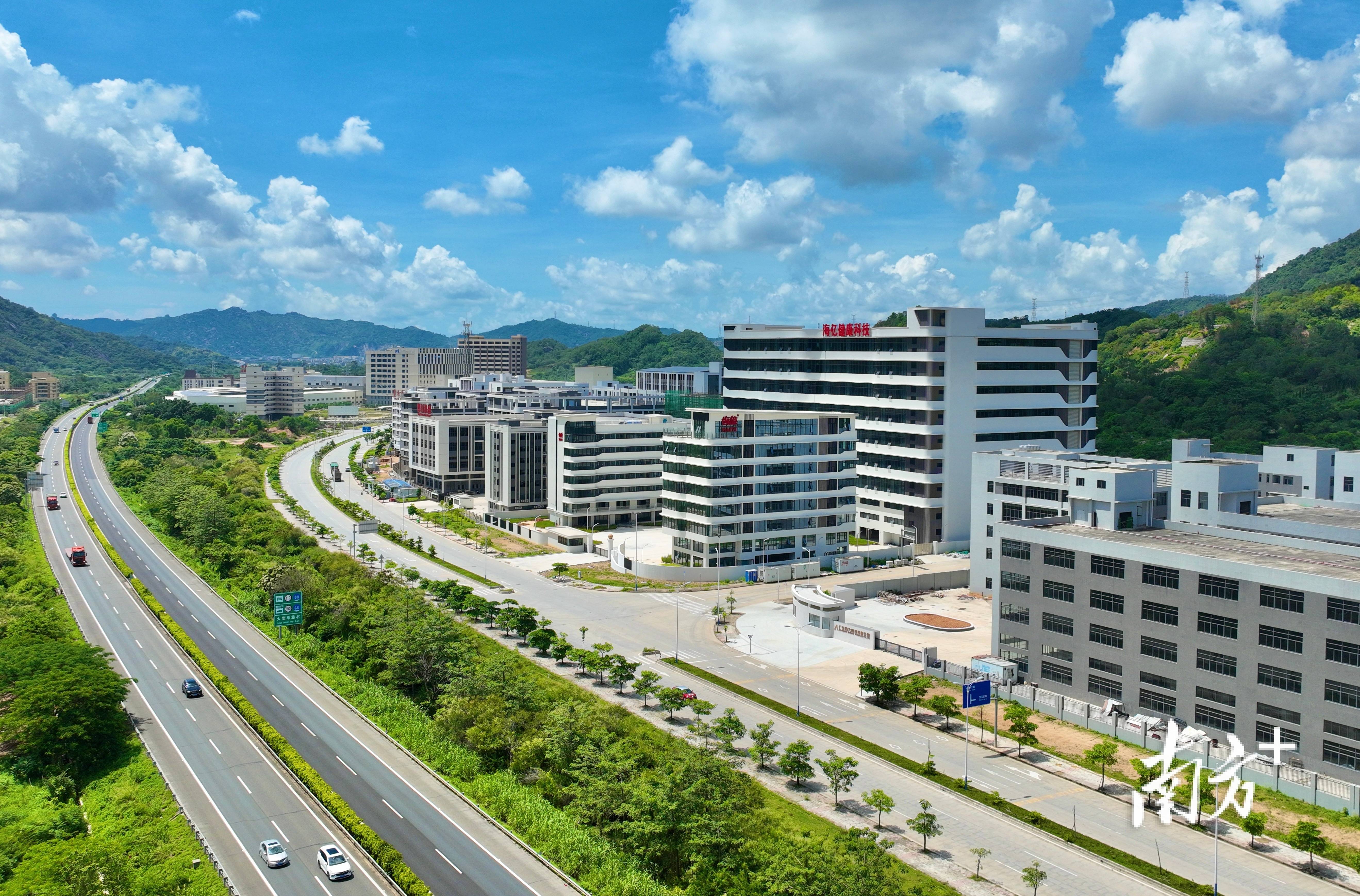 深圳入选首批创建国家新型工业化示范区城市;一美妆电商总部中心落子广州丨大湾区财经早参