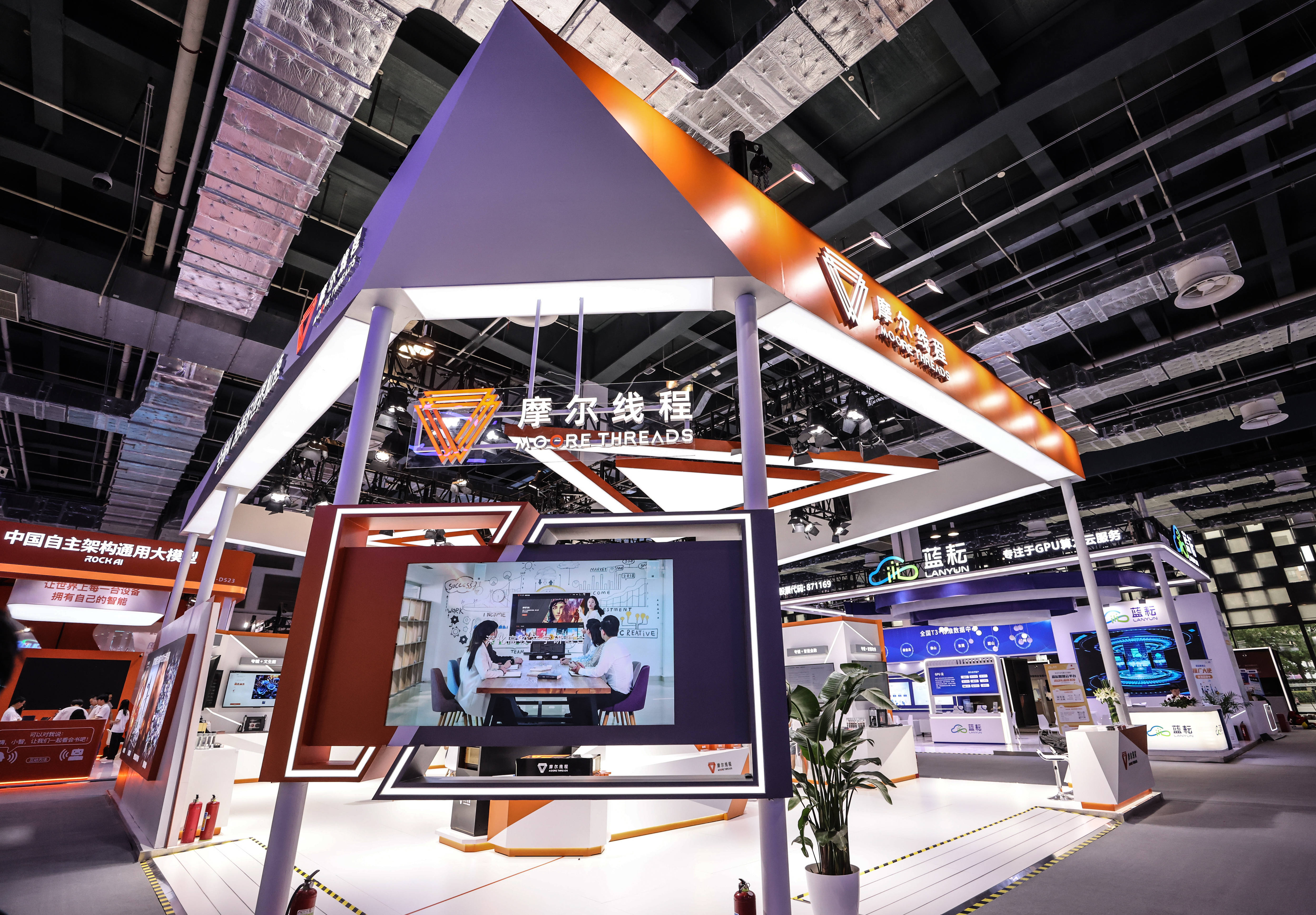 蓝思科技战略升级 换挡加速“AI全栈智造”