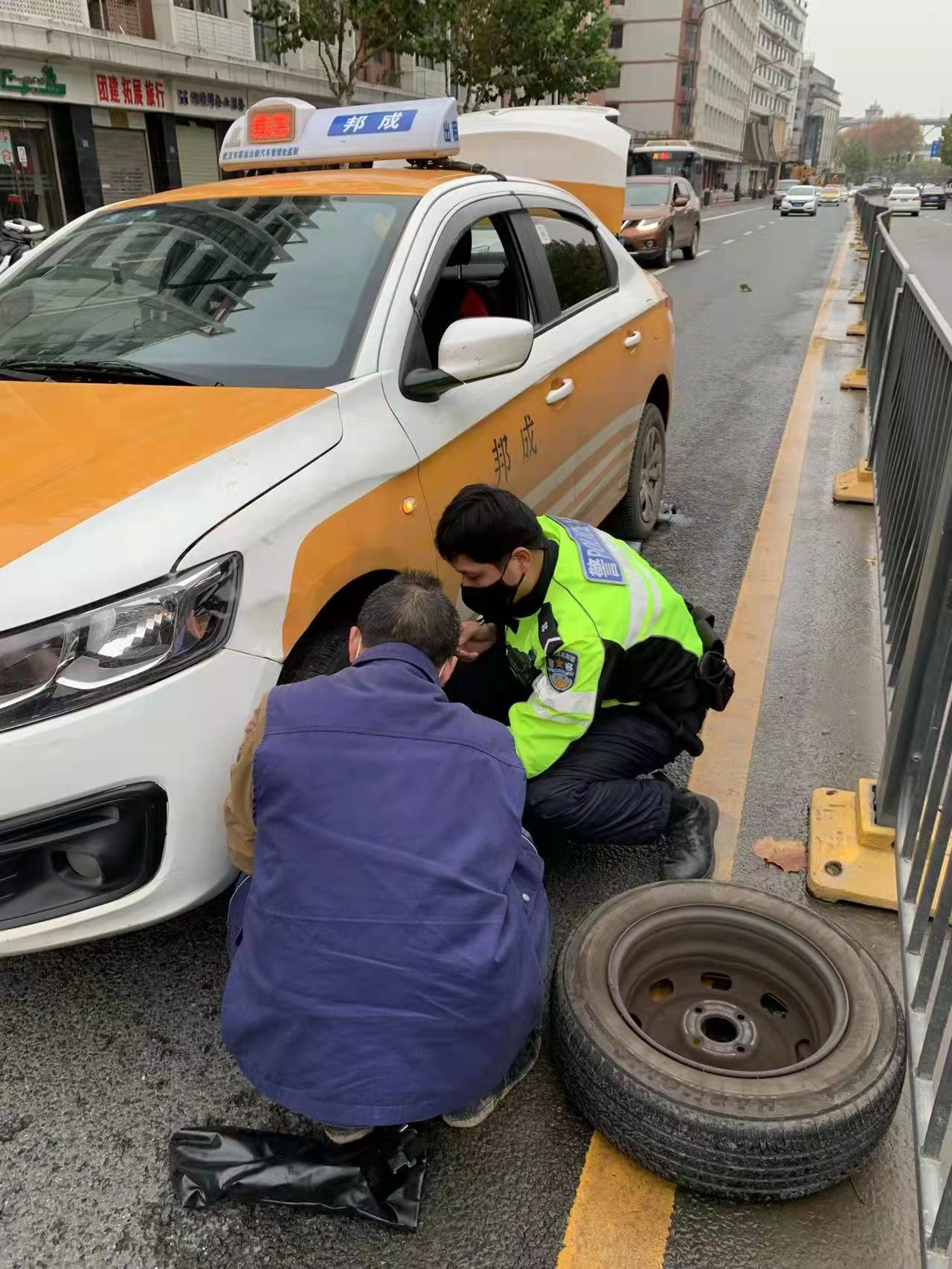 武汉交警通报萝卜快跑“停摆”事故