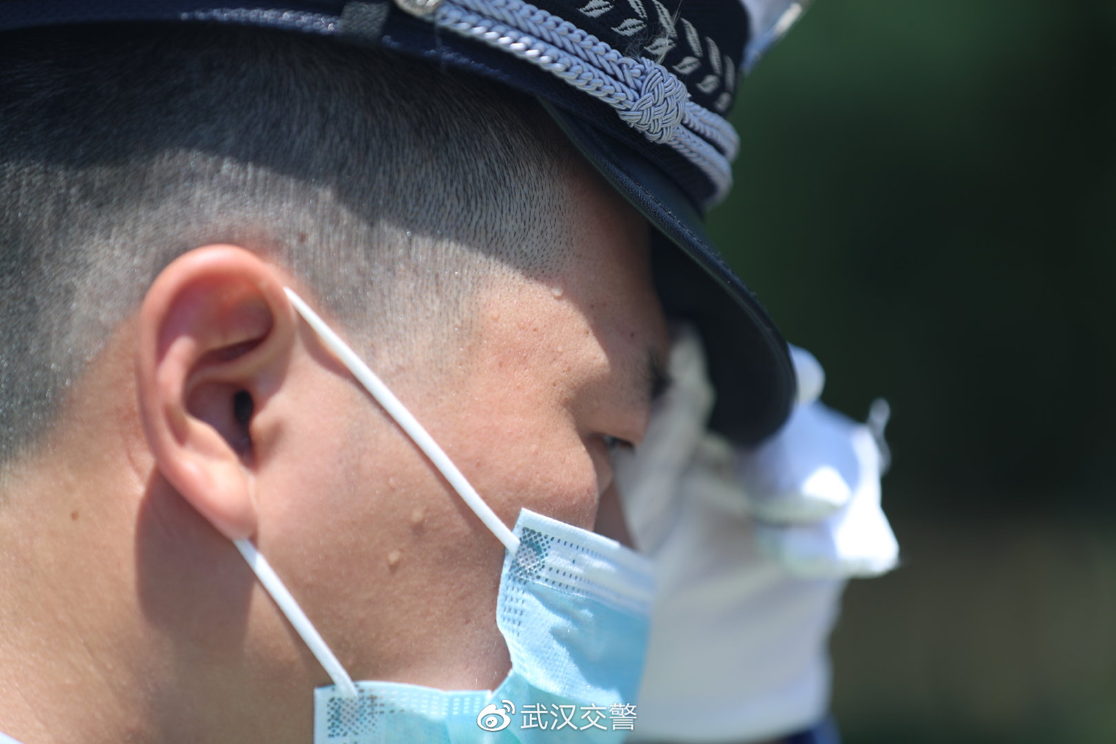 武汉交警通报萝卜快跑“停摆”事故