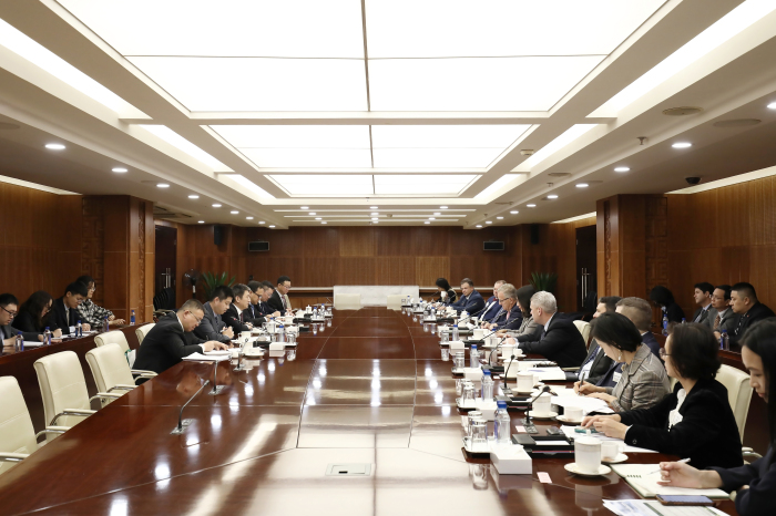 李成钢国际贸易谈判代表兼副部长出席绿色矿产国际经贸合作研讨会
