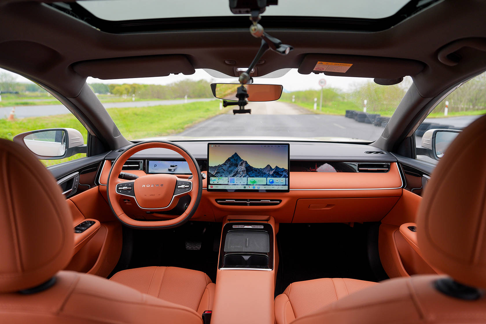 九年前大搞电车、九年后押注油车，荣威为什么总跟趋势“对着干”