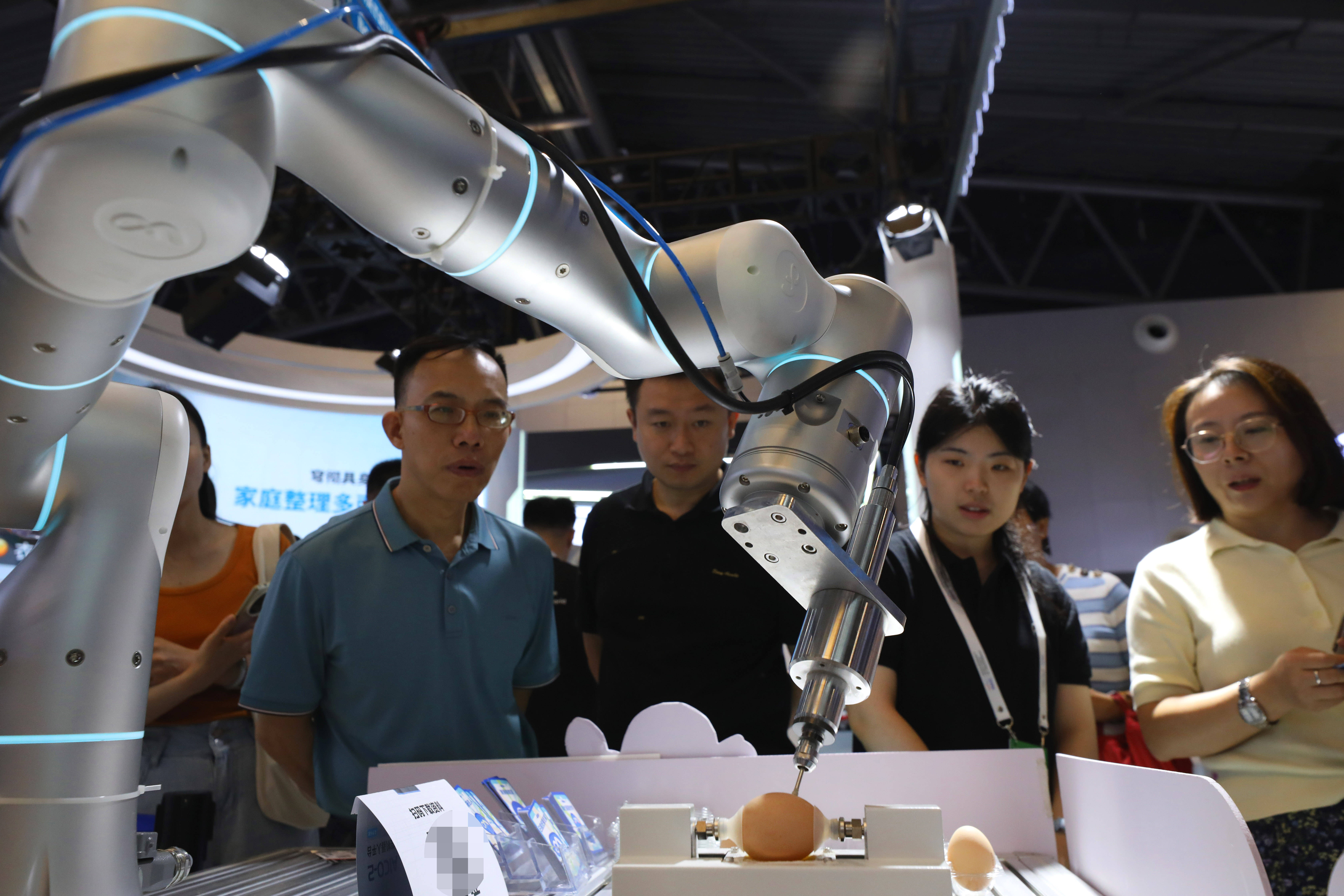 新华读报|全球汽车厂商齐聚北京秀出“看家本领” 中国车企拥抱人工智能引领潮流