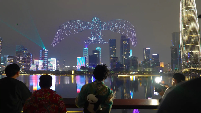 实探丨“五一”新顶流！科技旅游走红，机器人、无人机成新潮风景线